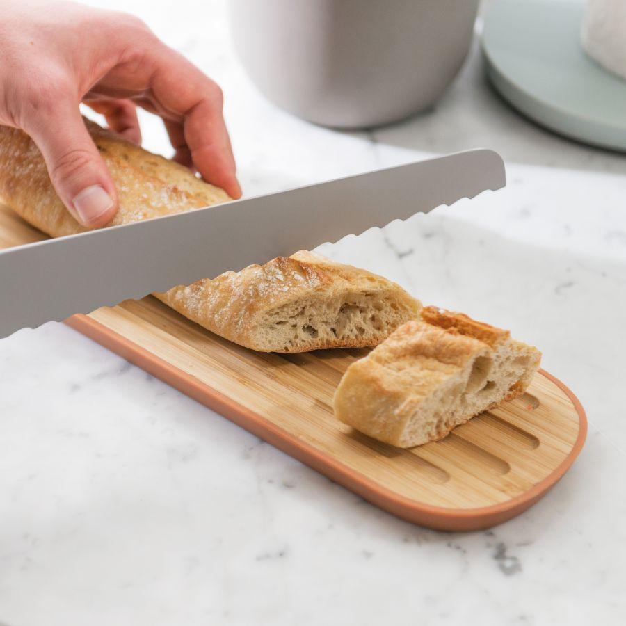 LEO Lange bamboe snijplank in een moderne keuken