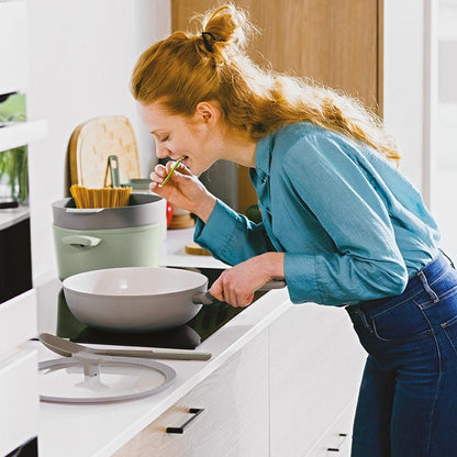 Gebruik van LEO Wokpan tijdens het koken van grote maaltijden"