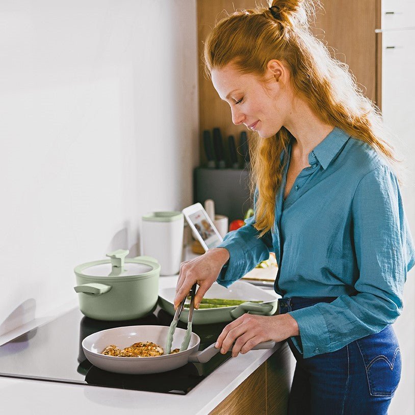 Dagelijks gebruik van LEO Sauteerpan in een moderne keuken