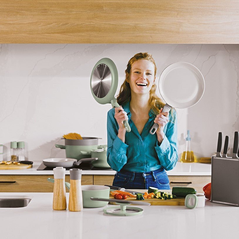 LEO Omelet pan op tafel klaar voor serveren van ontbijt